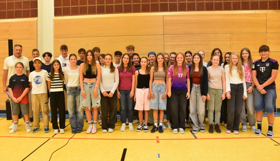 Zahlreiche Schüler wurden für ihre Erfolge in den Sportarten Tennis, Handball und Klettern geehrt.
