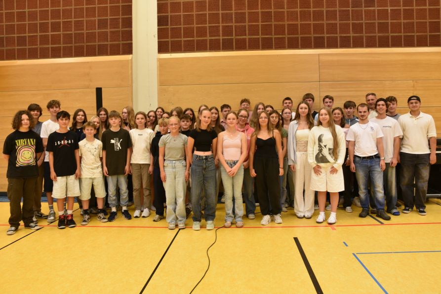 Fast 50 Schülerlotsen gibt es nun am Fraunhofer-Gymnasium - eine stolze Zahl!