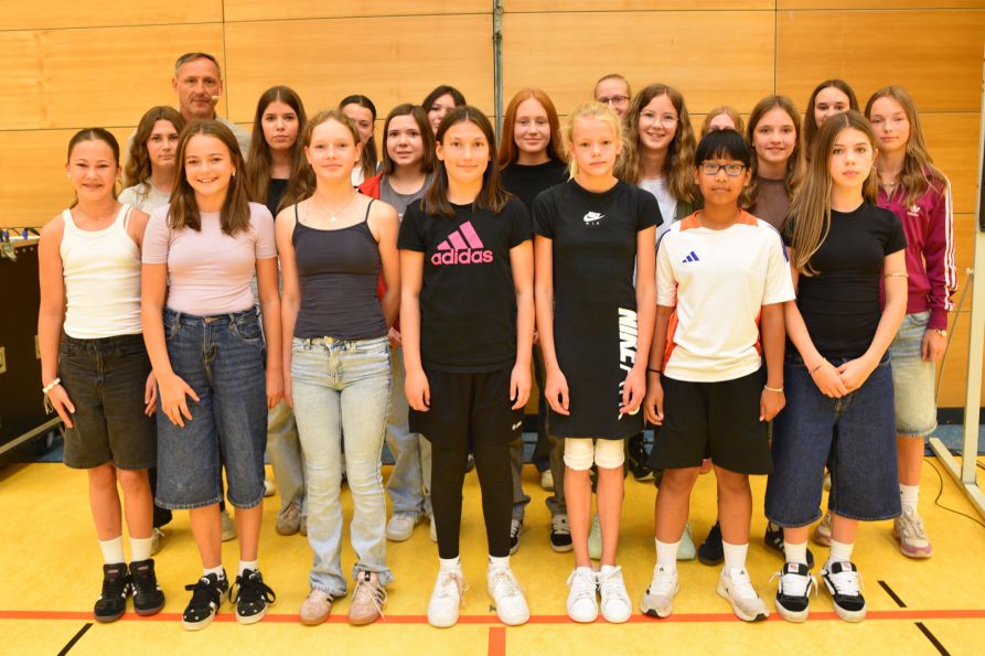 Im Bezirksfinale Fußball erreichten sie den zweiten Platz der Mädchen IV und den dritten Platz der Mädchen II.