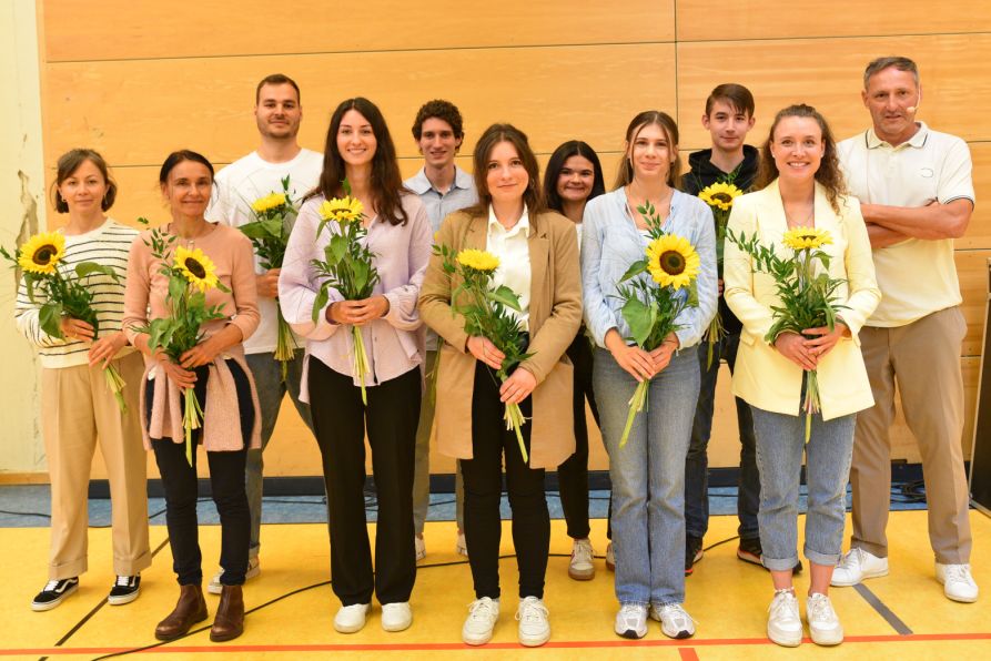 Dr. Maria Wagenknecht, Helene Charitou, Justus Bördlein, Anna-Maria Deffner, Jonas Simeth, Verena Fuchs, Katharina Schießl, Annalena Plank, Leon Fischer, Anja Heinfeldner sowie Marie Wamser und Philipp Heinrichsdobler (nicht im Bild) wurden am letzten Schultag vom Fraunhofer-Gymnasium verabschiedet.