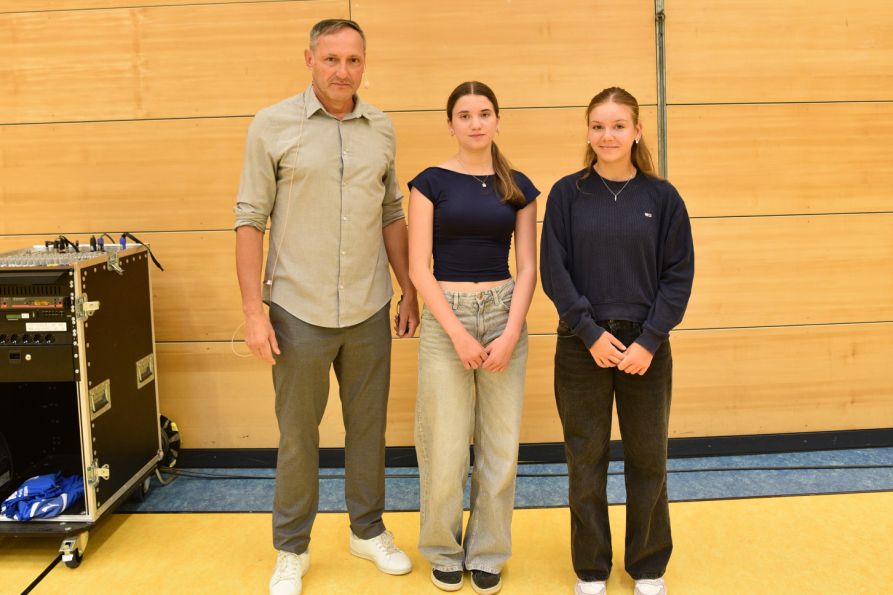 Alissa Kuchynka ist nordbayerische Meisterin U16 im Tennis und Leni Simml wurde 1. Bayerische Meisterin im Leistungsturnen.