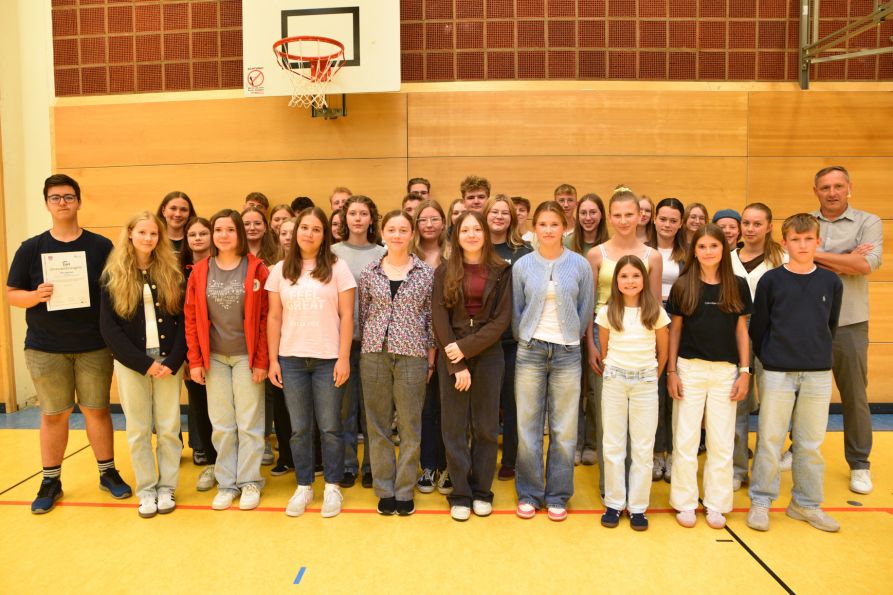 Zahlreiche Schülerinnen und Schüler wurden für ihr ehrenamtliches Engagement geehrt.