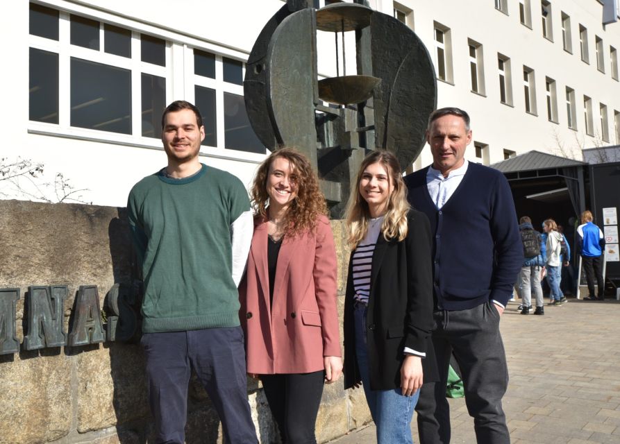 Schulleiter Uwe Mißlinger (rechts außen) zusammen mit den neuen Lehrkräften (von li.) StRef Justus Bördlein (Englisch/Sport), StRefin Anja Heinfeldner (Mathematik/Sport) und StRefin Annalena Plank (Biologie/Chemie);