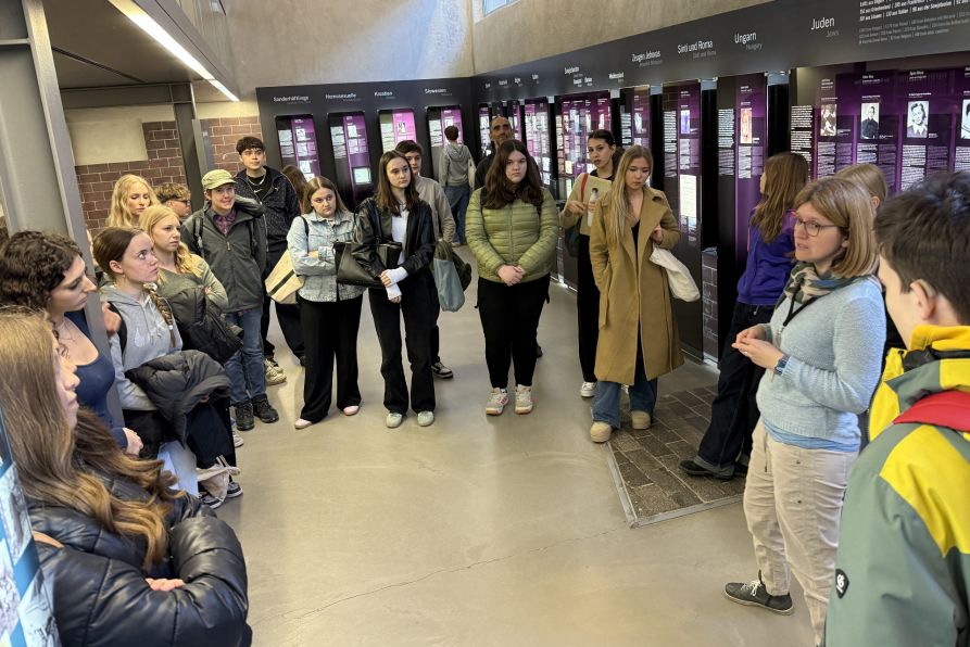 Die Fraunhofer-Schüler erfuhren in einer informativen Ausstellung zahlreiche Hintergründe zum ehemaligen Konzentrationslager Flossenbürg.