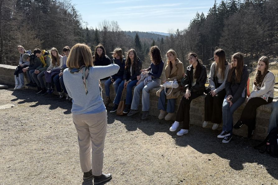 Bei der Führung über das Gelände konnten sich die Fraunhofer-Schüler auch persönlich ein Bild von den grausamen Arbeitsbedingungen im Konzentrationslager Flossenbürg machen.