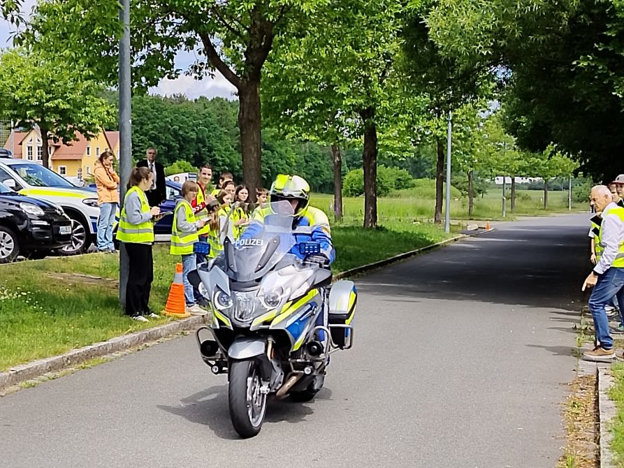 Die Schülerlotsen mussten beispielsweise die Geschwindigkeit eines vorbeifahrenden Motorrads schätzen.