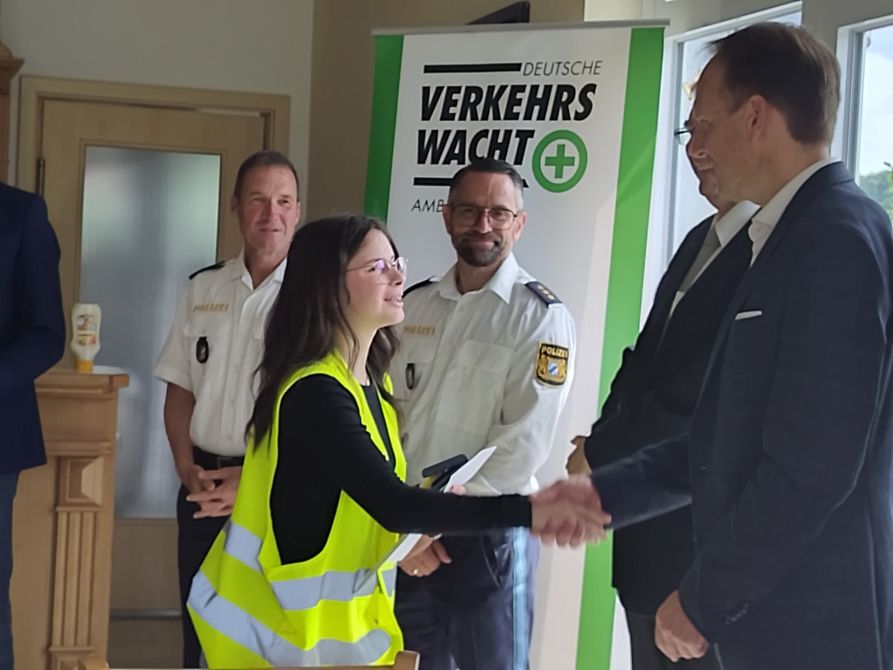 Leonie Straßburger konnte als beste Schülerlotsin der Oberpfalz aus dem Wettbewerb herausgehen und darf nun am Landeswettbewerb teilnehmen.