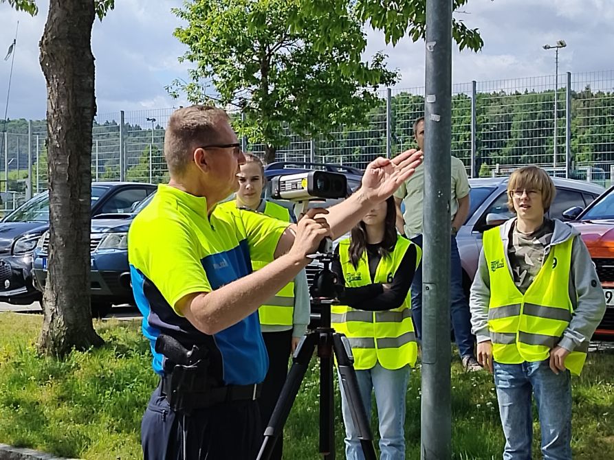 Während der einzelnen Prüfungen gab es auch Zeit, sich die Ausstattung der Polizei wie hier die "Laserpistole" genauer anzusehen.