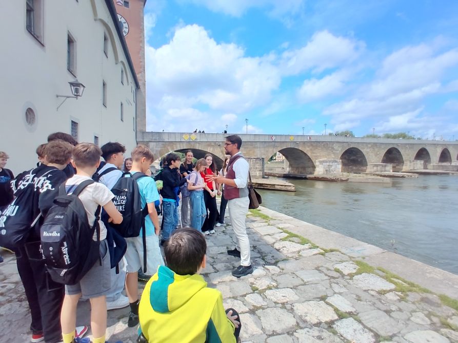 Direkt an der Steinernen Brücke ging es für die Sechstklässler des Fraunhofer-Gymnasiums auf eine spannende Tour durch Regensburg los.
