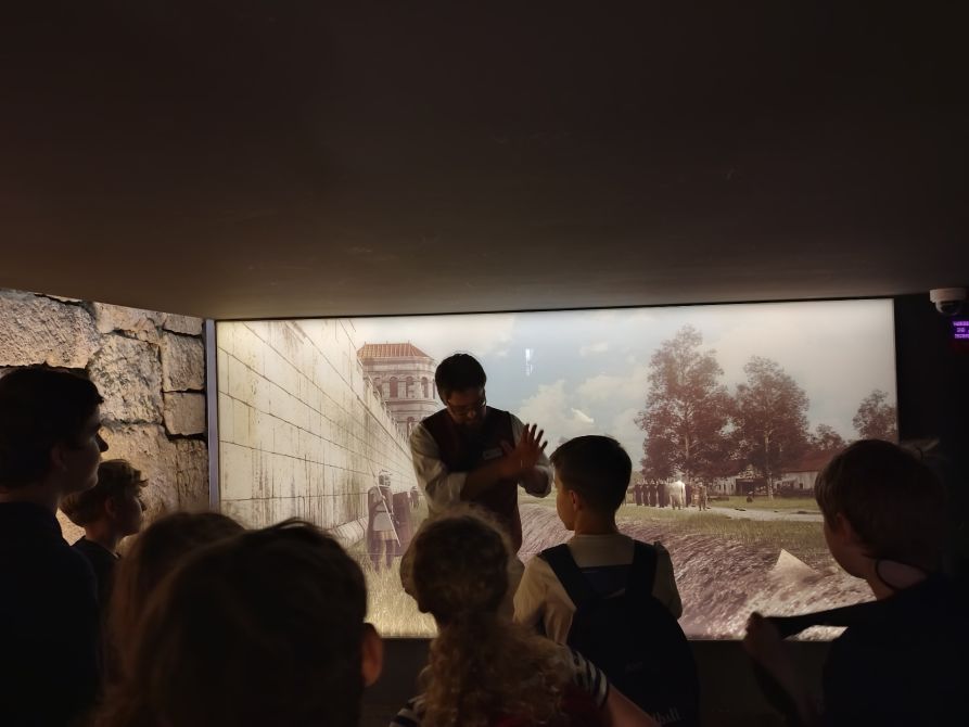 Tief unter der Erde, mitten im Parkhaus am Dachauplatz, erlebten die Schülerinnen und Schüler die beeindruckende Größe der gewaltigen Außenmauer des römischen Legionslagers.