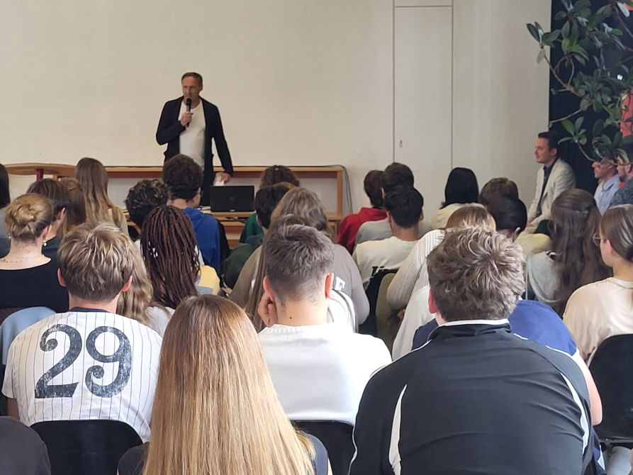 Begrüßung durch den Schulleiter