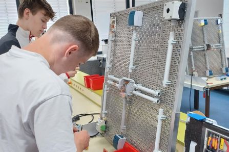 Die Fraunhofer durften einen kleinen Stromkreislauf mit Trafo, Schalter, Klingel und Licht installieren.