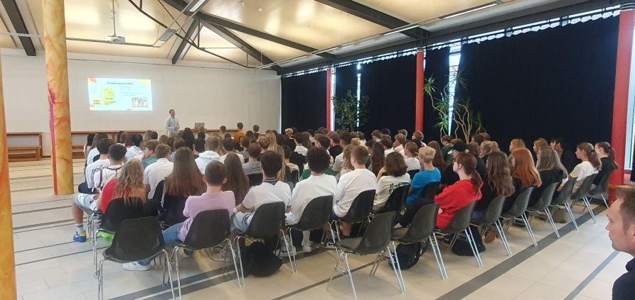 Die 9. Klassen waren zum Vortrag im Rahmen des Kinderhilfswerks eingeladen.