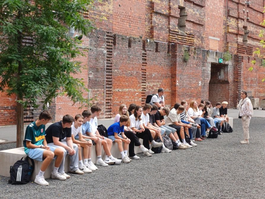 Bei den Führungen über das Reichsparteitagsgelände erfuhren die Schülerinnen und Schüler Hintergründe über die menschenverachtende Ideologie im Nationalsozialismus.