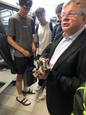 Prof. Breu erklärt den Schülerinnen und Schülern den modularen Aufbau einer Batterie