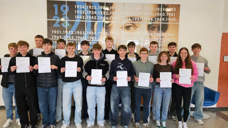 Die neuen C-Lizenzinhaber des Fraunhofer-Gymnasiums: Bablick Samuel, Bauer Simon, Berthold Laurenz, Bucher Leni, Dengler Lucas, Haller Leon, Huber Jakob, Röckl Max, Schneider Bastian, Treu David (alle 11a), Köstlinger Robin, Mißlinger Finn, Peintinger Philipp, Piendl Simon, Wanninger Benedikt, Windhager Lucas (alle 11c), Feldbauer Sebastian, Kienberger Sofia und Simon Sofia (alle 11d). 