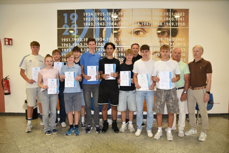Die erfolgreichen Fraunhofer-Kursteilnehmer erhielten im Beisein von Schulleiter Uwe Mißlinger und den Golf-Lehrern des GC Furth im Wald ihre Zertifikate zum Wahlkurs Golf „Abschlag Schule“.