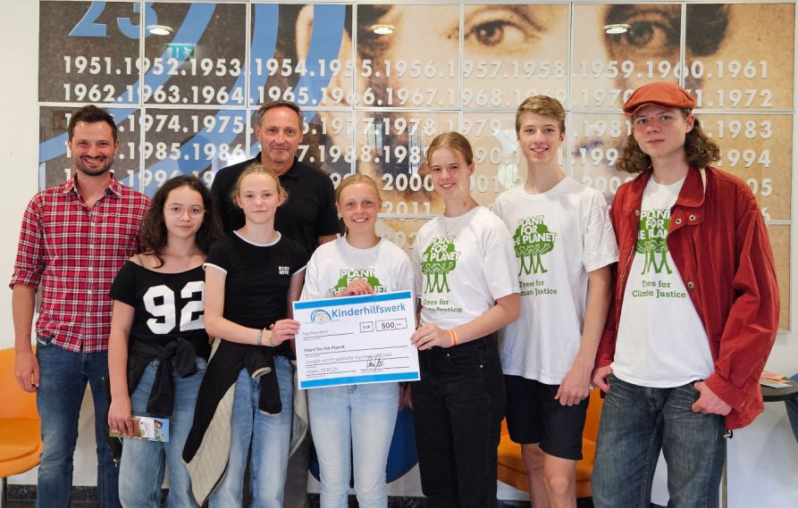 Mit einem Spendenlauf hatten die Schülerinnen und Schüler eine Summe von 500,- € gesammelt und diese über das Kinderhilfswerk an "Plant for the planet" gespendet.