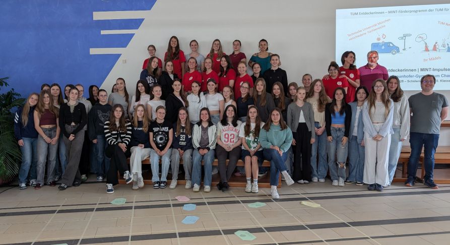 Alle Teilnehmerinnen am Projekttag „TUM-Entdeckerinnen – MINT-Impulse an der Schule“ des Fraunhofer-Gymnasiums