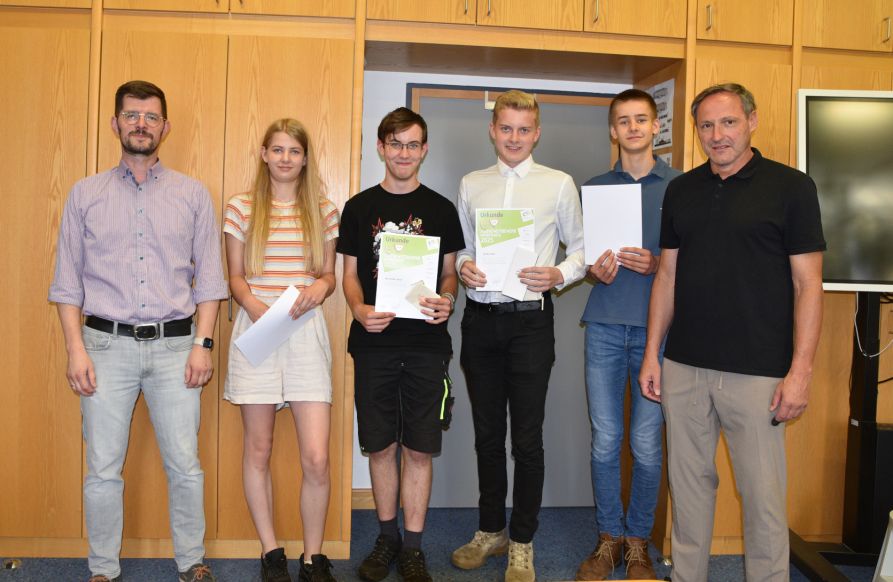 Die Teilnehmer am Jugendwettbewerb Informatik erhielten im Beisein von Schulleiter Uwe Mißlinger und Betreuer Tobias Teubler ihre Urkunden.