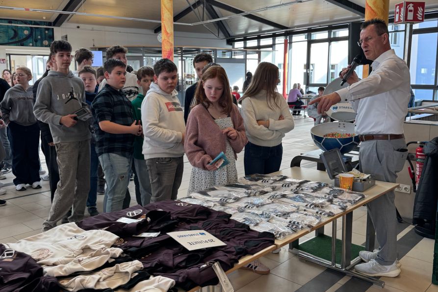 Die Stiftung Stars4Kids besuchte das Fraunhofer Gymnasium bereits zum vierten Mal und dabei konnte wieder eine enorme Spendensumme erzielt werden.