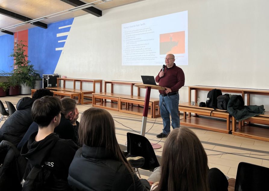 Dr. Hünemörder bei seinem Vortrag vor den 11. Klassen