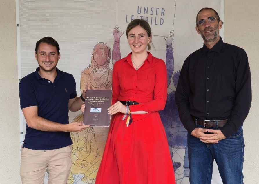 Alesha Heldt präsentierte ihre Ergebnisse den beiden Ganztagsleitern am Fraunhofer-Gymnasium.