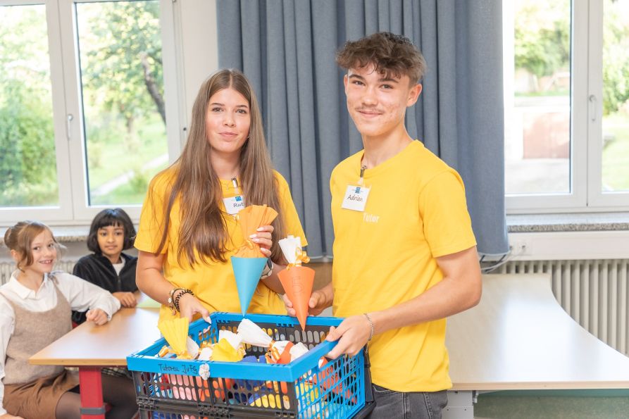 Die Tutoren aus den 10. Klassen hatten für ihre jeweilige Klasse kleine Schultüten gebastelt, die sie den neuen Fraunhofern dann am ersten Schultag überreichten.