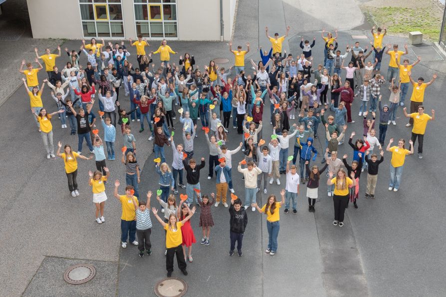 Die neuen Fünftklässler des Fraunhofer-Gymnasiums mit ihren Tutoren