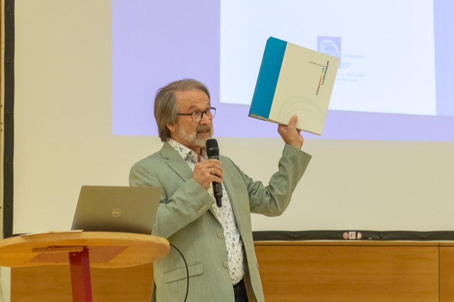 StD a.D. Christian Nowotny hatte für alle Schüler ein Geschenk der Fraunhofer-Freunde, dem Förderverein der Schule, mitgebracht.