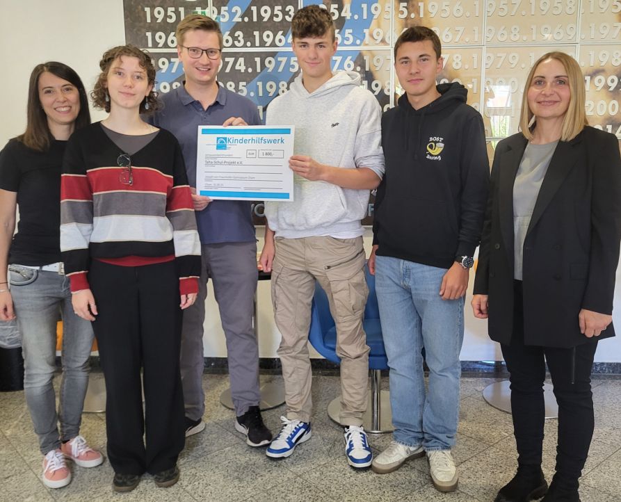 Die symbolische Übergabe des Spendenschecks erfolgte durch die Schülersprecherin und Schülersprecher an Dr. Andreas Sperlich, Gründungsmitglied des Taha-Schul-Projekt e.V. und ehemaliger Schüler des JvFG.