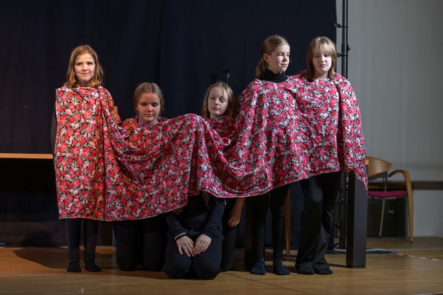 Die Rosenranke beschützt Dornröschen.