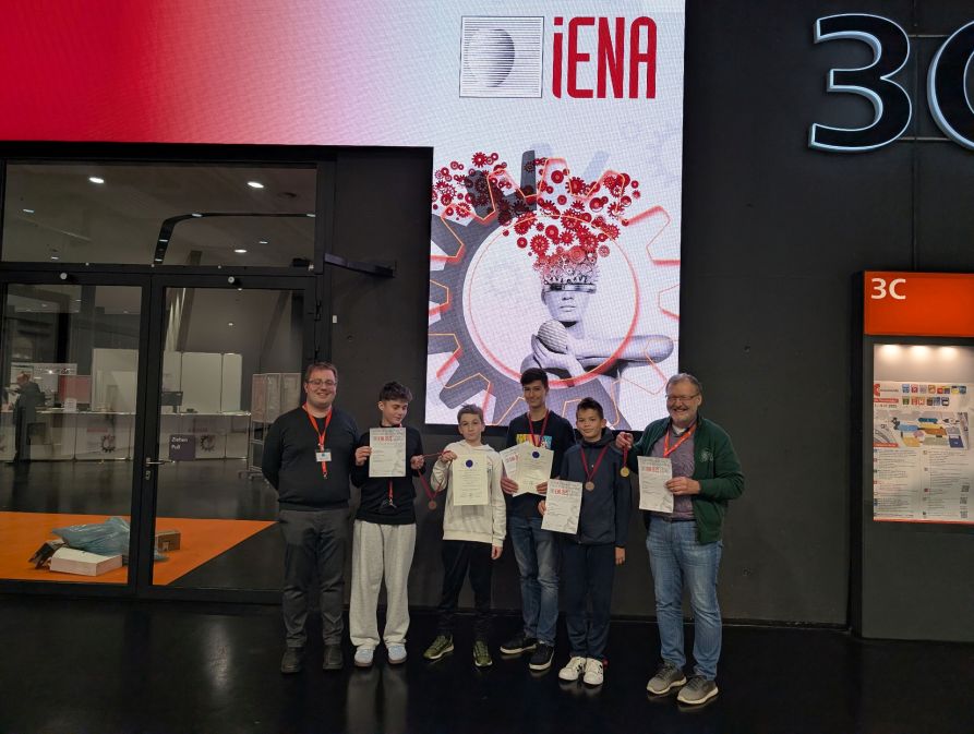 Die Fraunhofer-Erfinder zusammen mit den Lehrkräften Joachim Bauer und Robert Wagenbrenner nach der Preisverleihung