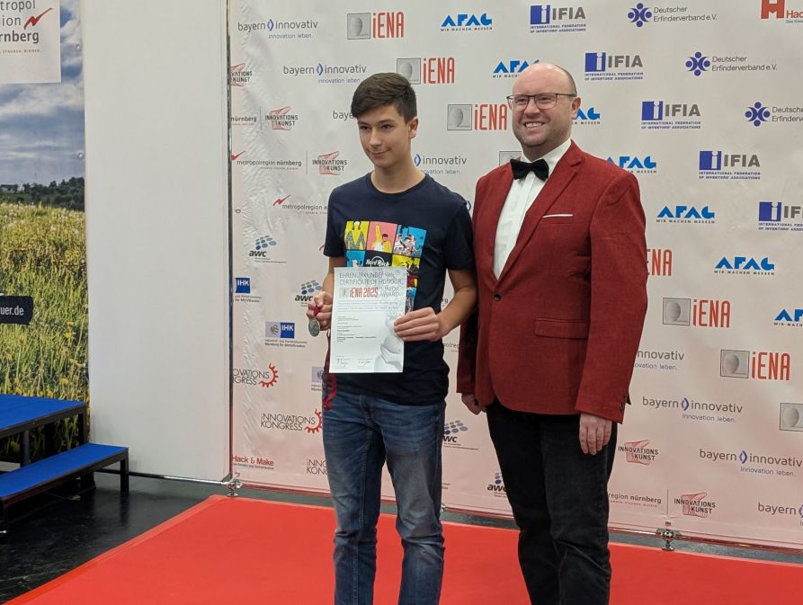 Emilio Weber mit Silbermedaille und dem Messeleiter Henning Könicke