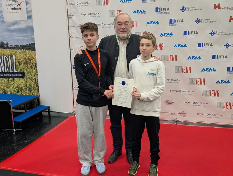 Luca Schmid und Samuel Heuberger mit Eberhard Kübel vom Deutschen Erfinderverband e.V.