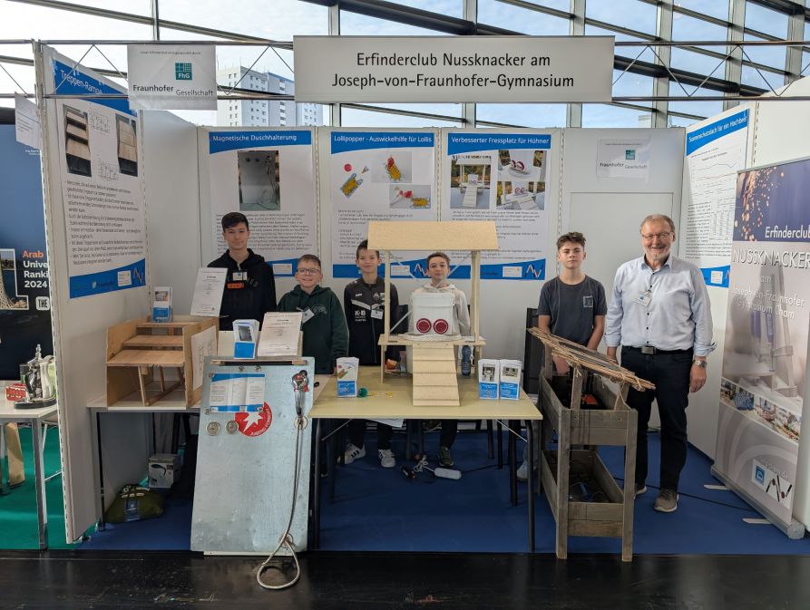 Der Fraunhofer-Erfinderclub an seinem Stand auf der internationalen Erfindermesse