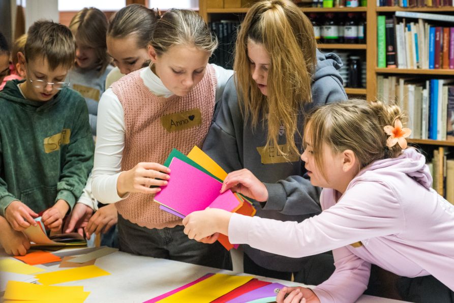 Gemeinsam tüftelten die Schülerinnen und Schüler an ihren Entwürfen.