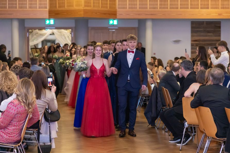 Einzug der Tanzpaare in den festlich geschmückten Saal der Stadthalle Roding