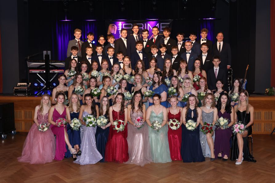 Die Tänzerinnen und Tänzer des Abschlussballs vom Samtag (Bild: Fotostudio Rothbauer)