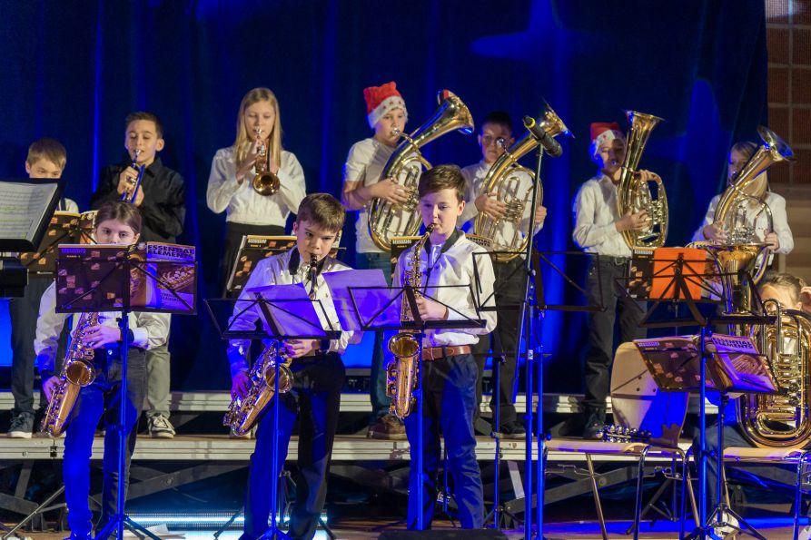 Die Bläserklasse 5 mit 25 jungen Musikern spielt erst seit wenigen Wochen gemeinsam und überzeugte mit „Christmas Journey“.