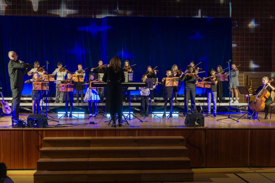 Eine große Zahl an jungen Streichern war beim Konzert zu hören.