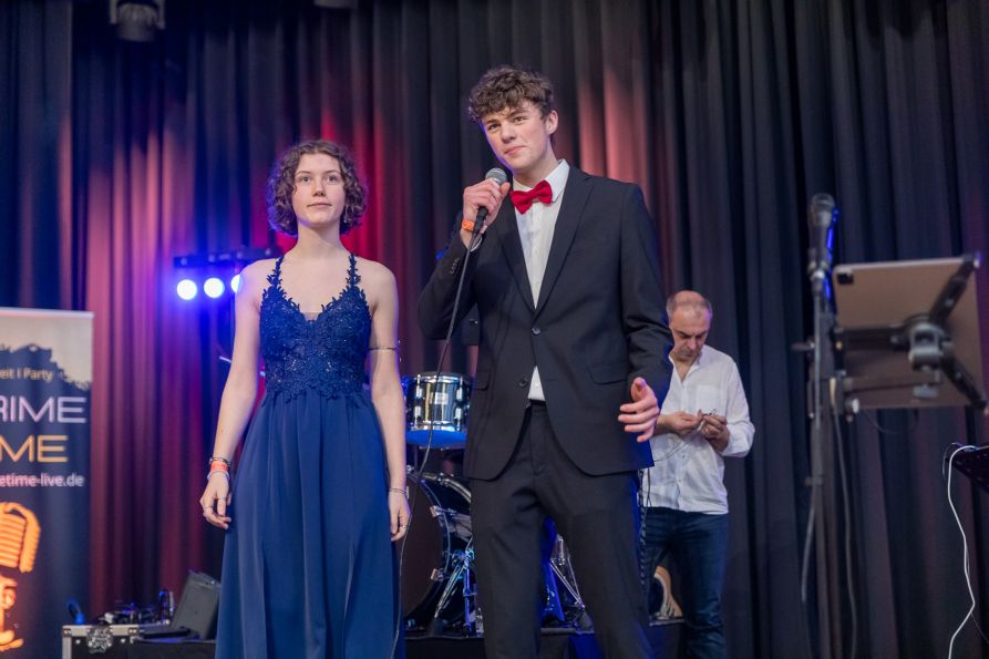 Pünktlich um 20 Uhr eröffneten unsere Schülersprecher Elinor Weiß und Lukas Lommer den Ball.