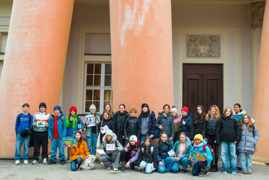 Die Kunstklasse 6 vor der Ostdeutschen Galerie.