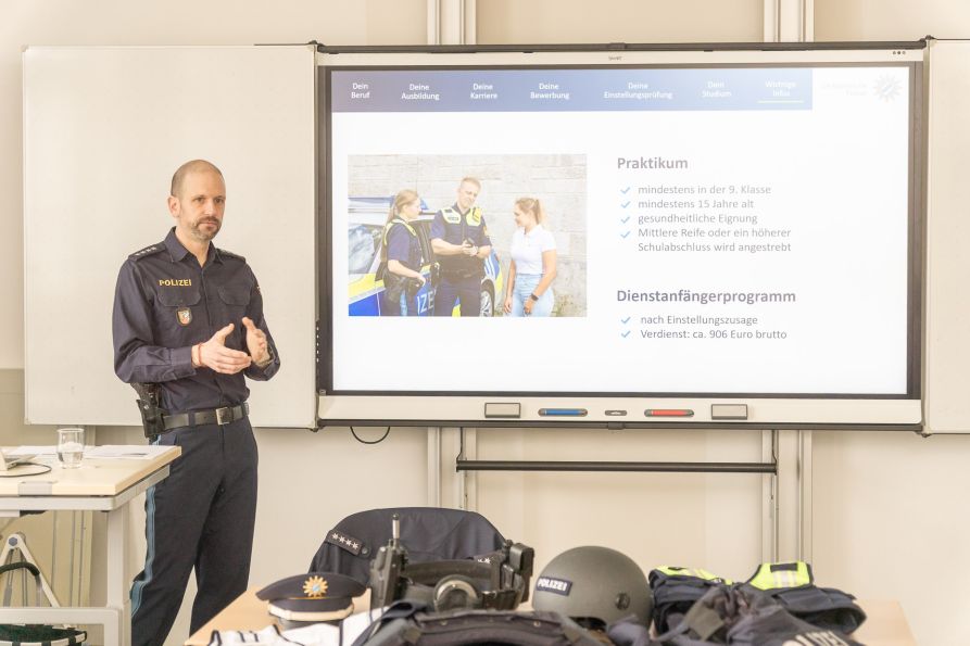 Marco Müller von der PI Cham stellte die bayerische Polizei als Arbeitgeber vor.