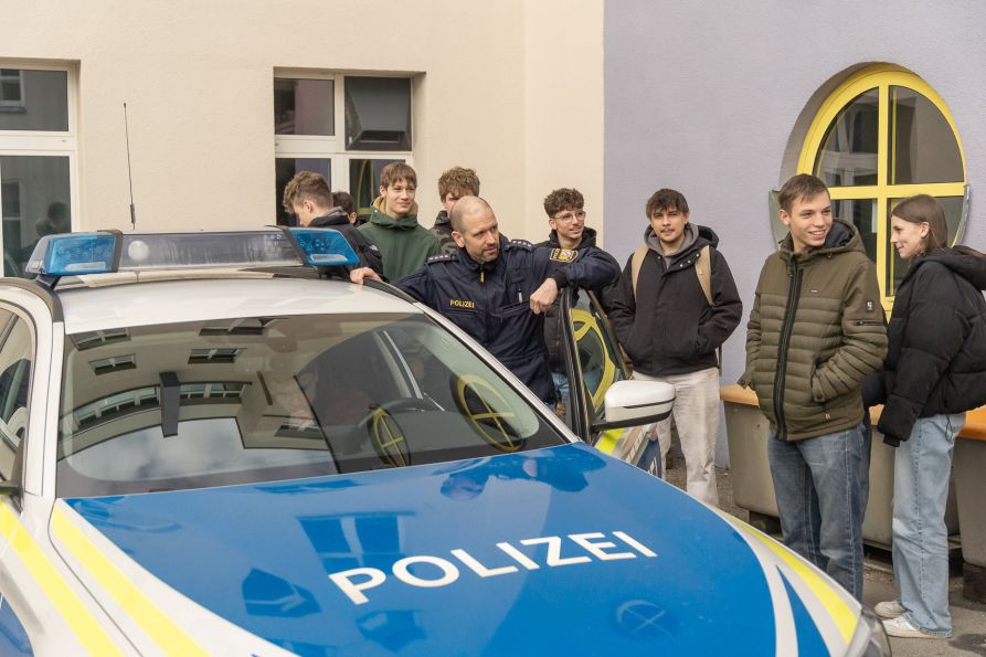 Auch bei den älteren Schülern stößt der vollausgestattete Polizeidienstwagen auf großes Interesse. 