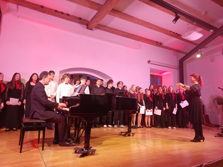 Am Konzert „Winterklänge ohne Grenzen“ waren die Sängerinnen und Sänger des Fraunhofer-Gymnasiums und der Chor der tschechischen Partnerschule Luďka Pika aus Pilsen gemeinsam unter der Leitung von Mia Sudkovà zu hören.
