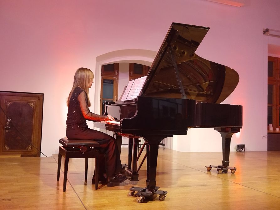 Marie Ferstl interpretierte mit viel Gefühl, wunderbarem Klang und perfekter Technik eine Nocturne von John Field.