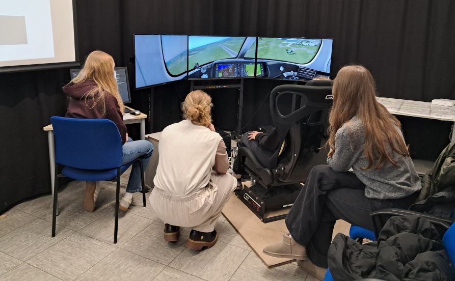 Im Flugsimulator mussten die jungen Fraunhofer ihre Maschine auch wieder sicher landen können.