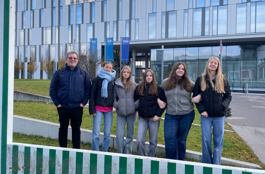 Die Fraunhoferinnen zusammen mit Begleitlehrer Joachim Bauer auf dem Gelände der Technischen Universität München