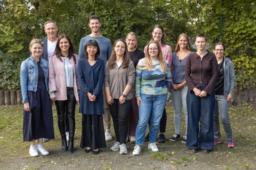Schulleiter Uwe Mißlinger (hinten links) zusammen mit den neuen Lehrkräften, die erstmals am Fraunhofer-Gymnasium unterrichten.